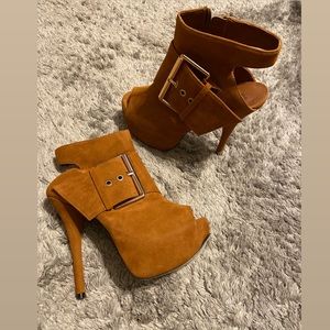 Brown ankle boots size 6.5